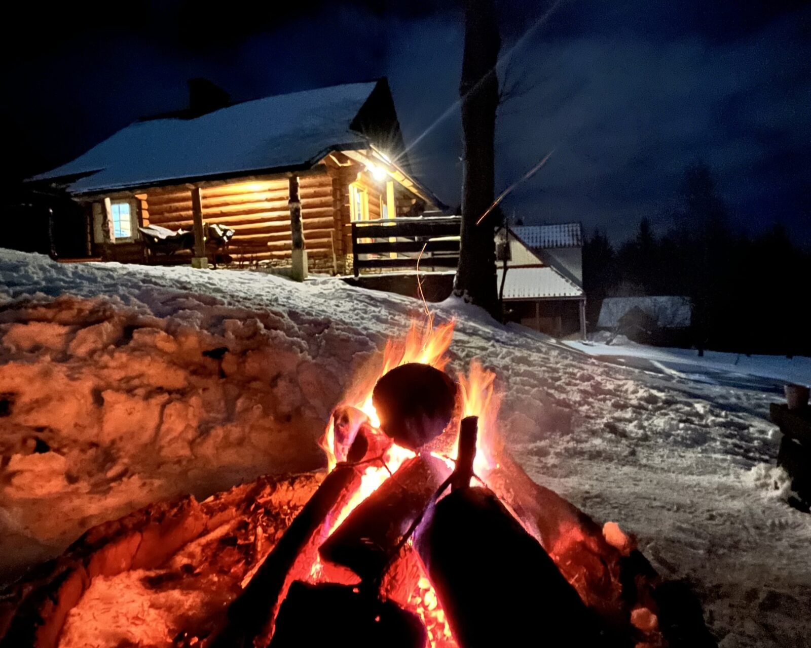 Ognisko przy chacie na Polance w Istebnej