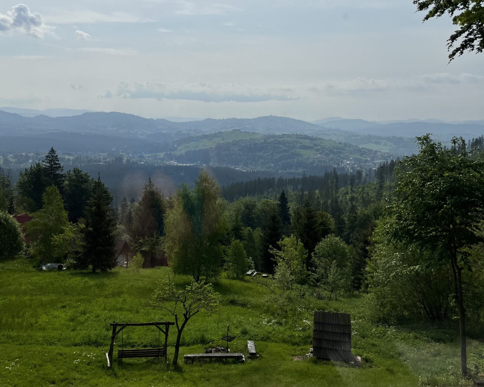Widok na pasmo Beskidów
