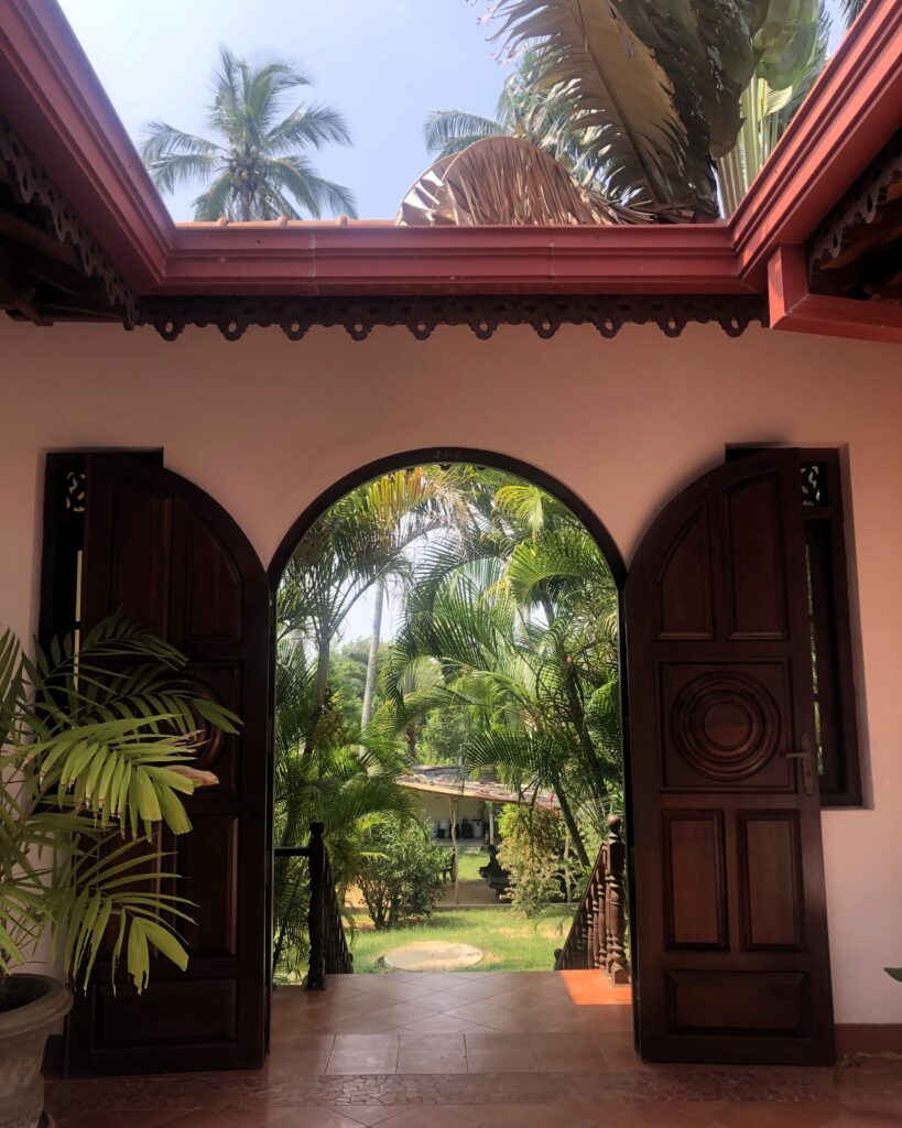 Willa na Cejlonie z tropikalnym ogrodem. Widok na zielone patio. Noclegi na Sri Lance.