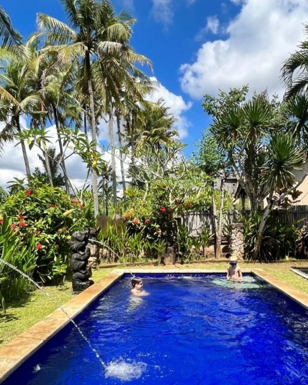 basen w tropikalnym ogrodzie na Bali