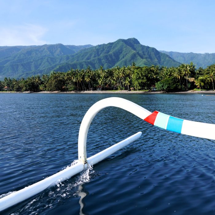 widok z łodzi na Tejakula, Bali